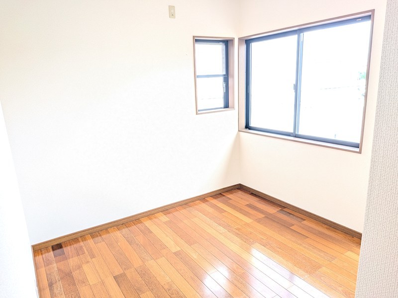 筑西市みどり町１丁目　中古戸建 内観写真（リビング以外の居室）