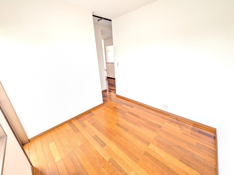 筑西市みどり町１丁目　中古戸建 内観写真（リビング以外の居室）