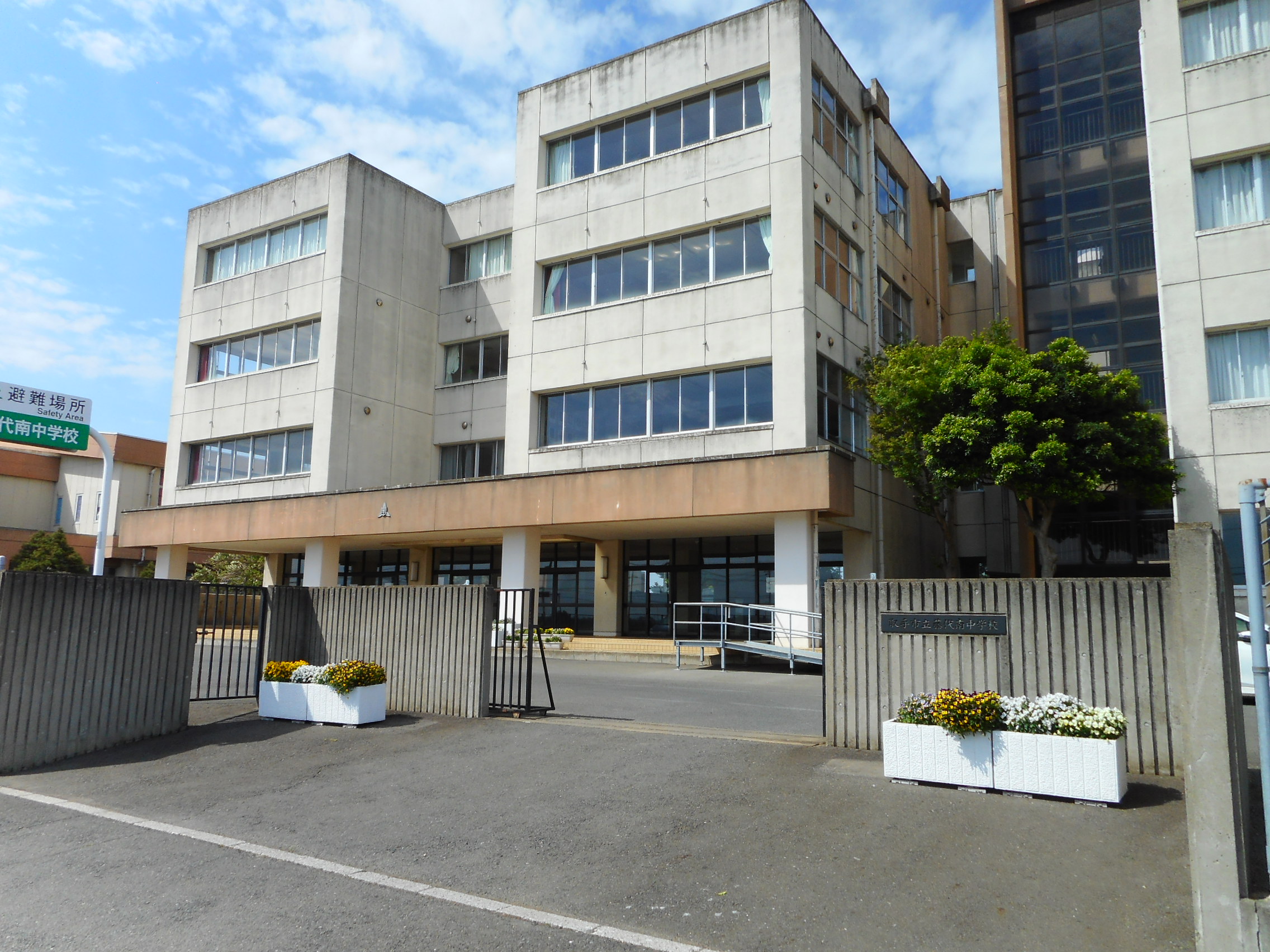 取手市米田　中古戸建 中学校