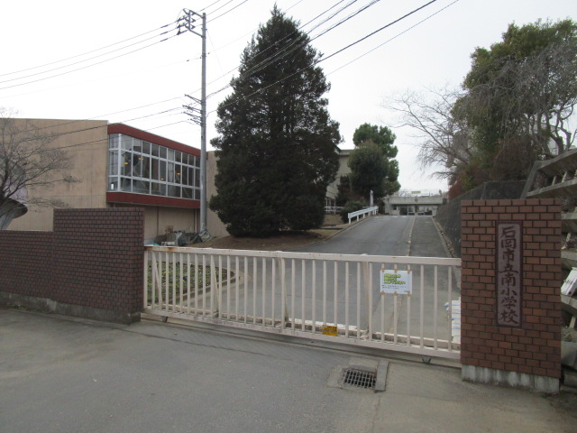 石岡市南台１丁目　中古戸建 小学校