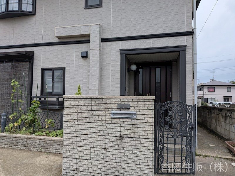 つくばみらい市長渡呂　中古戸建（二世帯住宅） 現地写真（玄関）