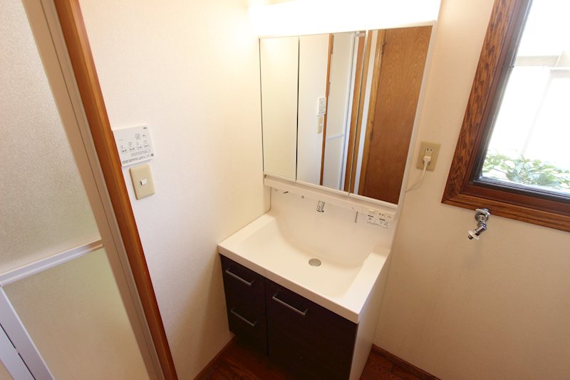 小美玉市東田中　中古戸建 内観写真（洗面台・洗面所）