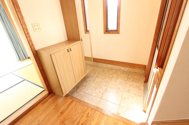 小美玉市東田中　中古戸建 現地写真（玄関）