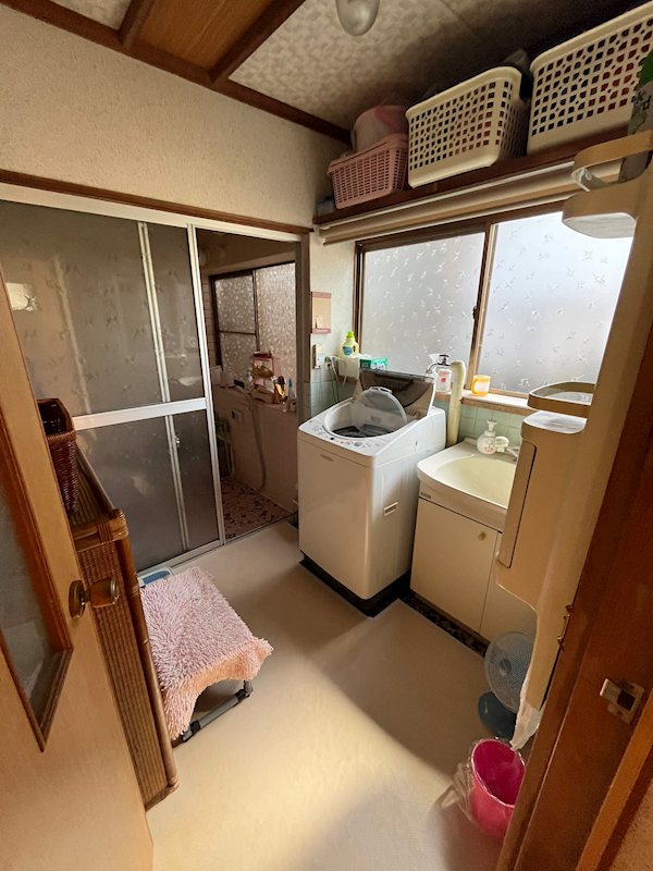 【商談中】松本市波田　中古戸建 内観写真（洗面台・洗面所）