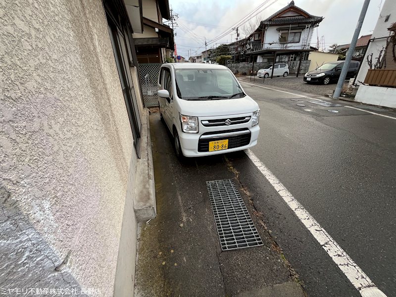 須坂市須坂　中古戸建 現地写真（駐車場）