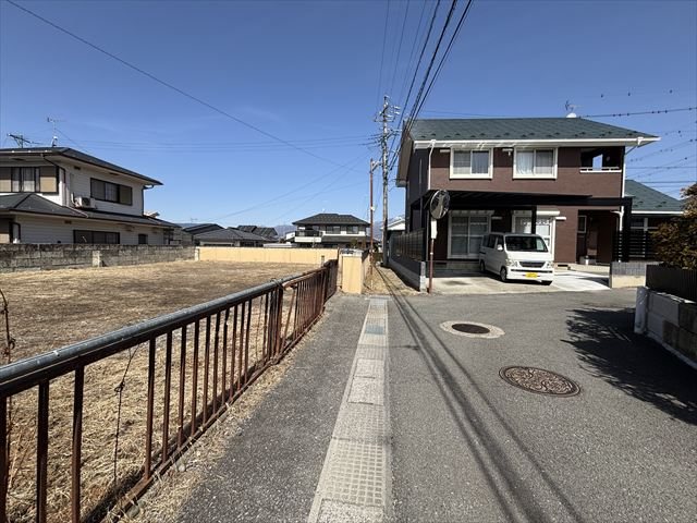 佐久市岩村田　土地 現地写真（前面道路含む現地写真）