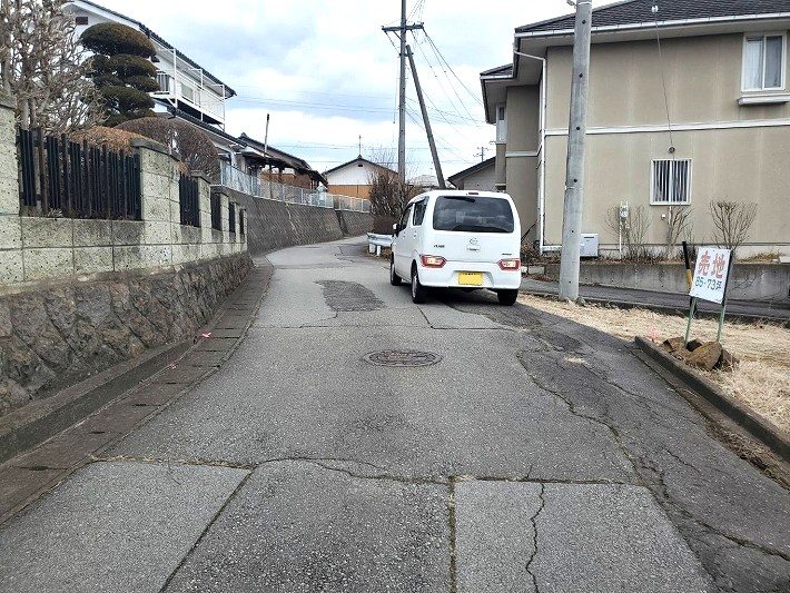 小諸市乙女　土地 現地写真（前面道路含む現地写真）