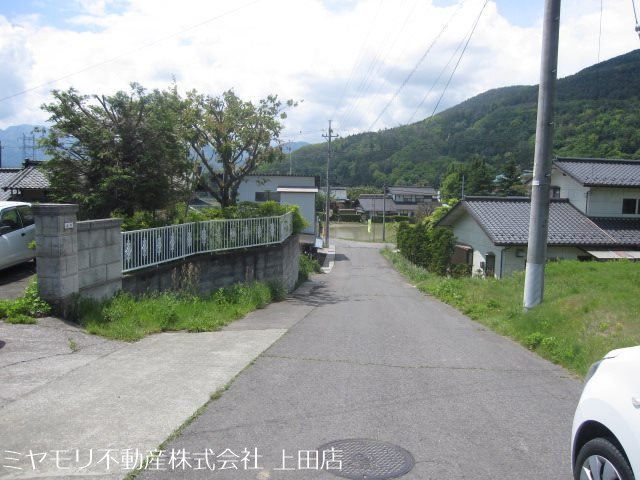 上田市下室賀　土地 現地写真（前面道路含む現地写真）