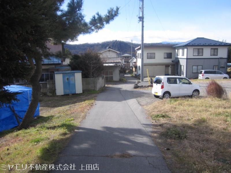 東御市加沢　土地 現地写真（前面道路含む現地写真）