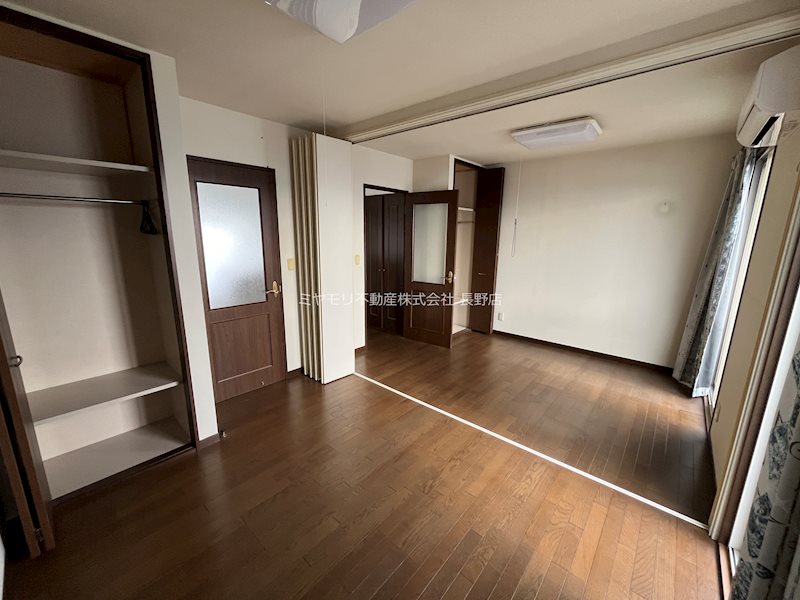 長野市安茂里　中古住宅 内観写真（リビング以外の居室）