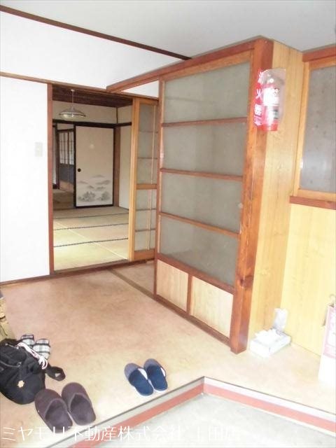 上田市小泉　中古戸建 現地写真（玄関）