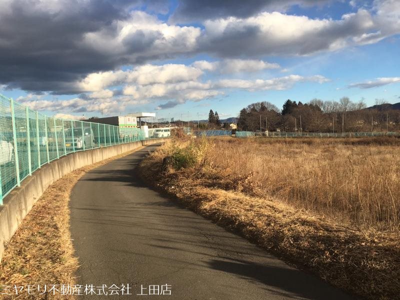 東御市滋野　土地 現地写真（前面道路含む現地写真）