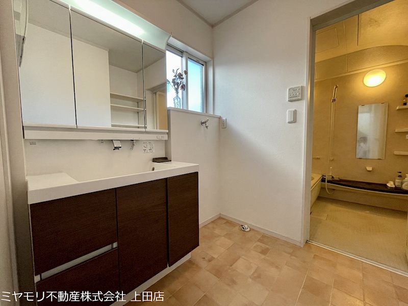 東御市新屋　中古戸建 内観写真（洗面台・洗面所）
