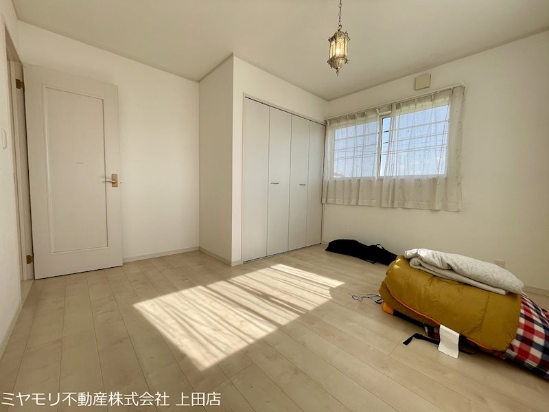東御市新屋　中古戸建 内観写真（リビング以外の居室）