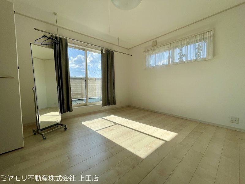東御市新屋　中古戸建 内観写真（リビング以外の居室）