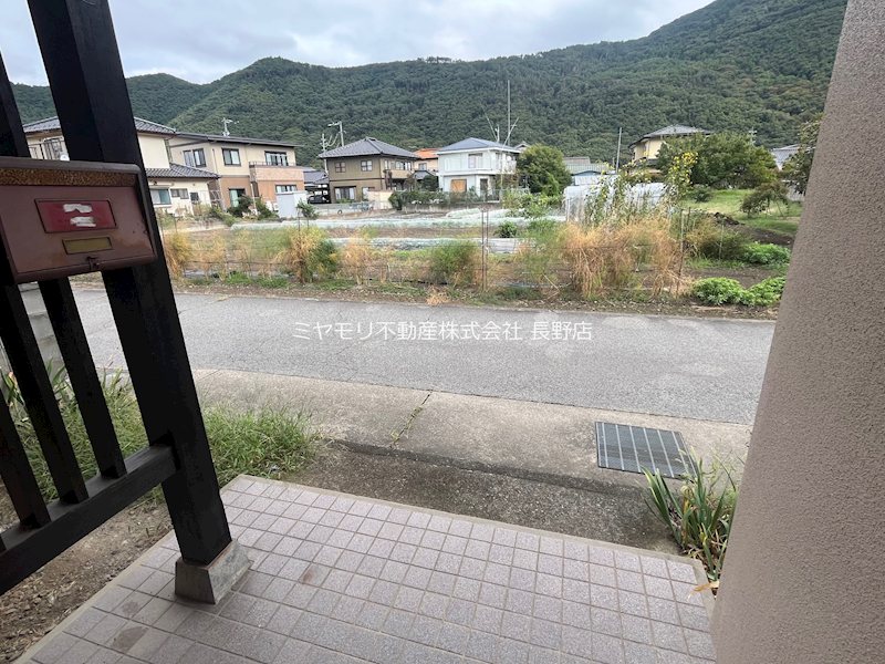 千曲市上徳間　中古戸建 現地写真（玄関）