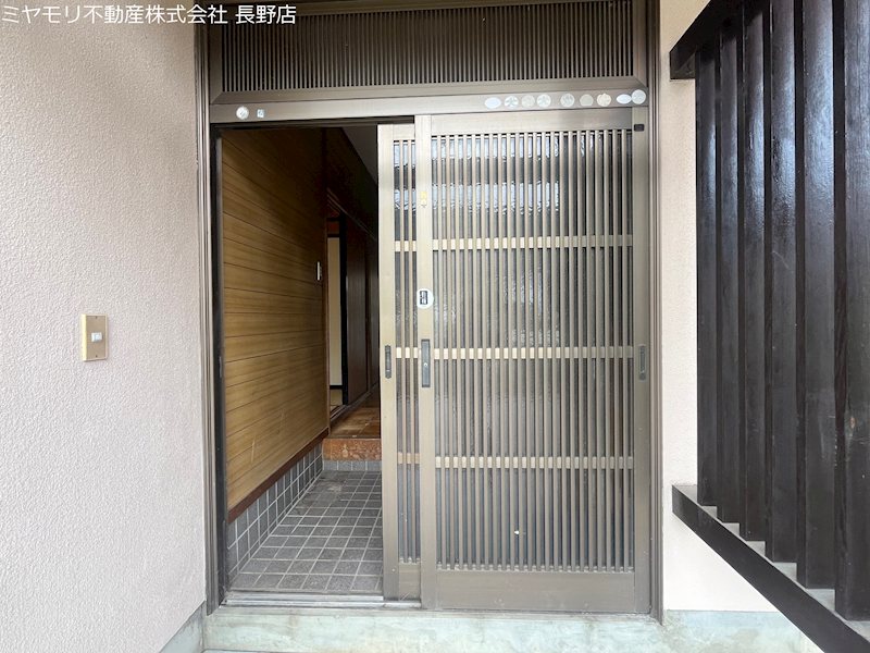 千曲市上徳間　中古戸建 現地写真（玄関）