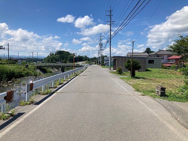 佐久市新子田　土地 現地写真（前面道路含む現地写真）