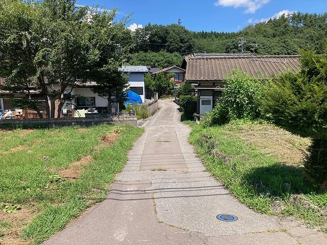 佐久市新子田　土地 現地写真（前面道路含む現地写真）