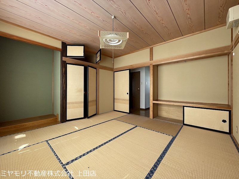 上田市国分　中古戸建 内観写真（リビング以外の居室）