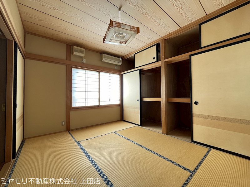 上田市国分　中古戸建 内観写真（リビング以外の居室）