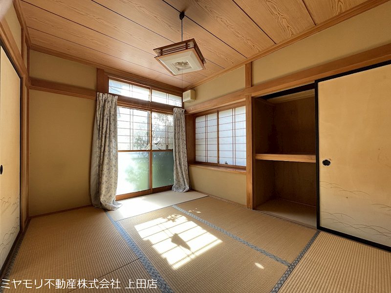 上田市国分　中古戸建 内観写真（リビング以外の居室）