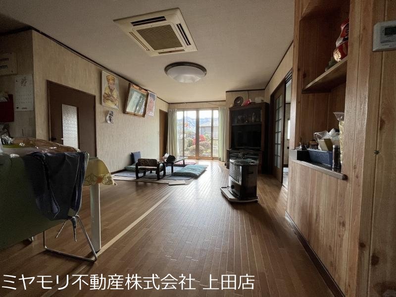 上田市八木沢　戸建 内観写真（リビング）