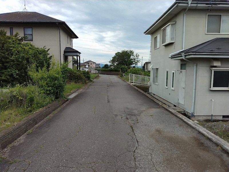 小諸市東雲　土地 現地写真（前面道路含む現地写真）