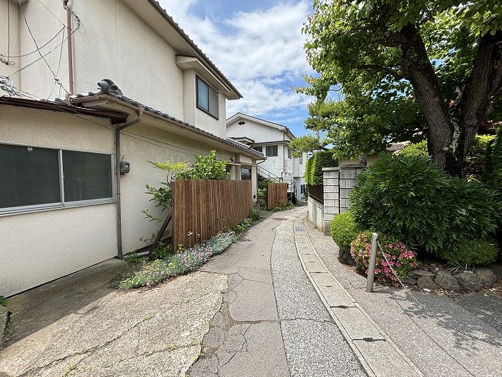 小諸市鶴巻　中古戸建 現地写真（前面道路含む現地写真）