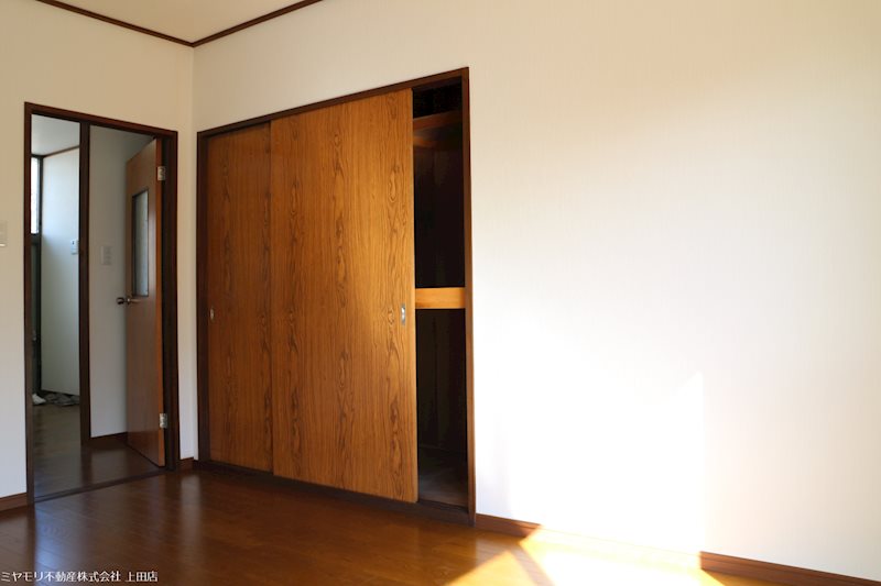 東御市和　戸建　収益物件 内観写真（リビング以外の居室）