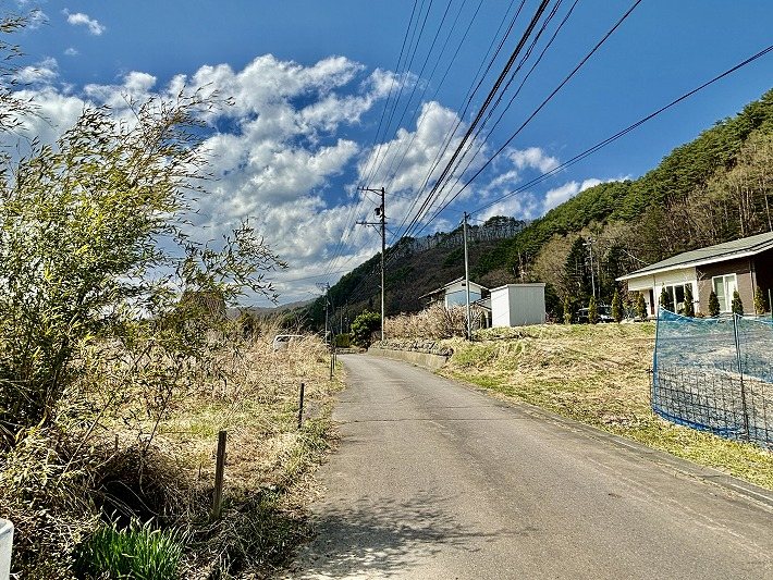 佐久市内山　土地 現地写真（前面道路含む現地写真）