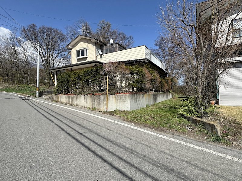 御代田町塩野　土地 現地写真（前面道路含む現地写真）