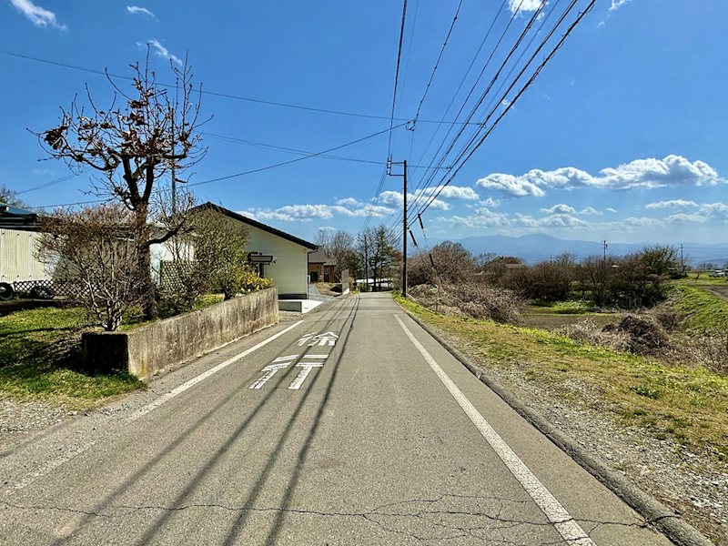 御代田町塩野　土地 現地写真（前面道路含む現地写真）