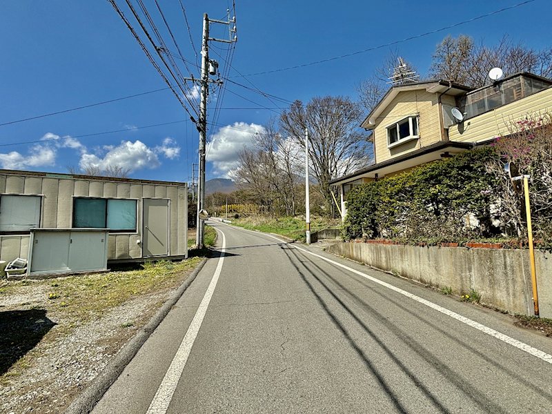 御代田町塩野　土地 現地写真（前面道路含む現地写真）