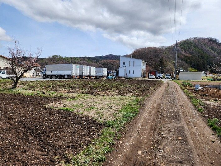 佐久市田口　土地 現地写真（前面道路含む現地写真）