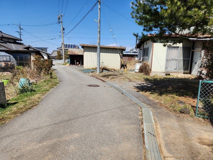 佐久市勝間　土地 現地写真（前面道路含む現地写真）