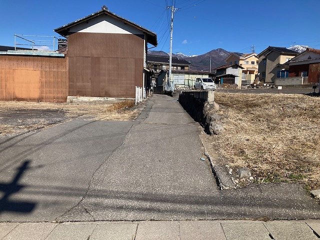 小諸市八幡町　土地 現地写真（前面道路含む現地写真）