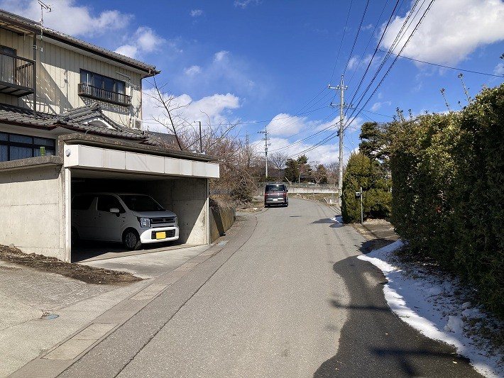 小諸市八満　中古戸建 現地写真（前面道路含む現地写真）
