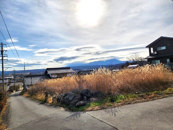 佐久市桑山　土地 現地写真（前面道路含む現地写真）