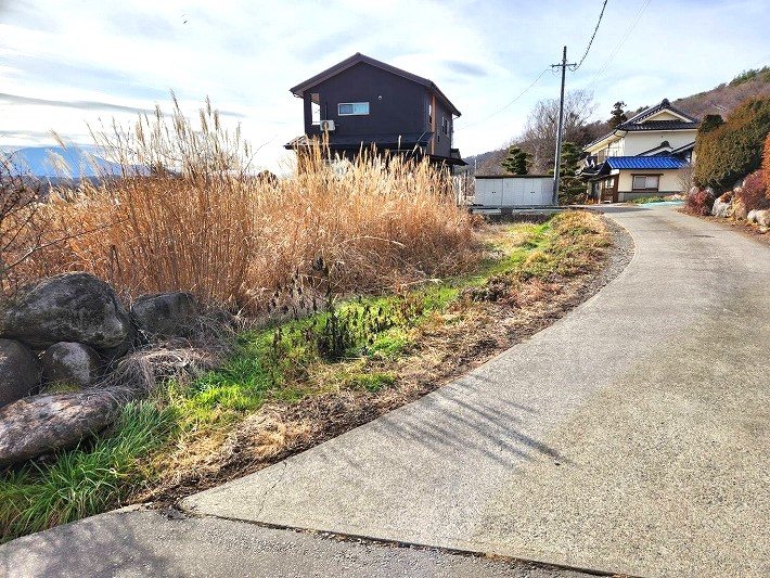 佐久市桑山　土地 現地写真（前面道路含む現地写真）