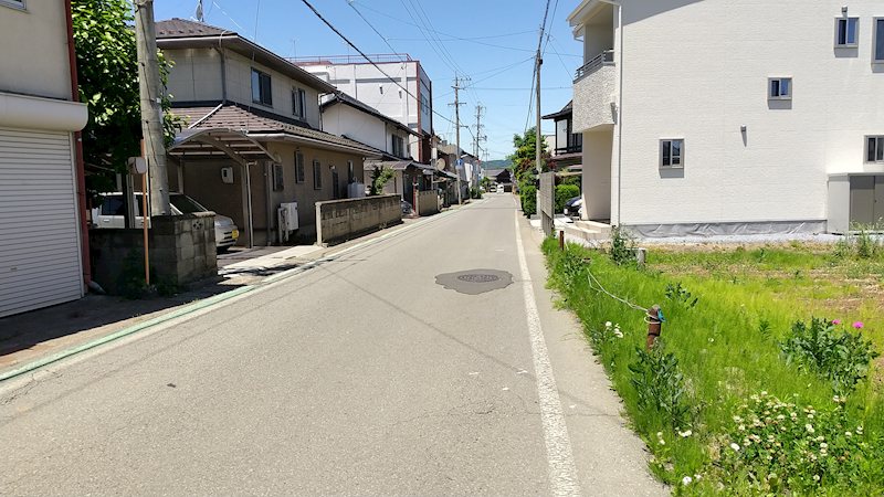 佐久市伴野　土地 現地写真（前面道路含む現地写真）