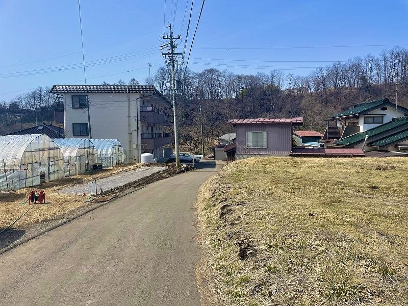 佐久市上平尾　土地 現地写真（前面道路含む現地写真）