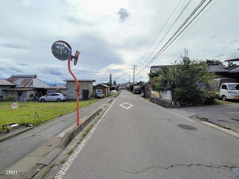小諸市塩野　土地 現地写真（前面道路含む現地写真）