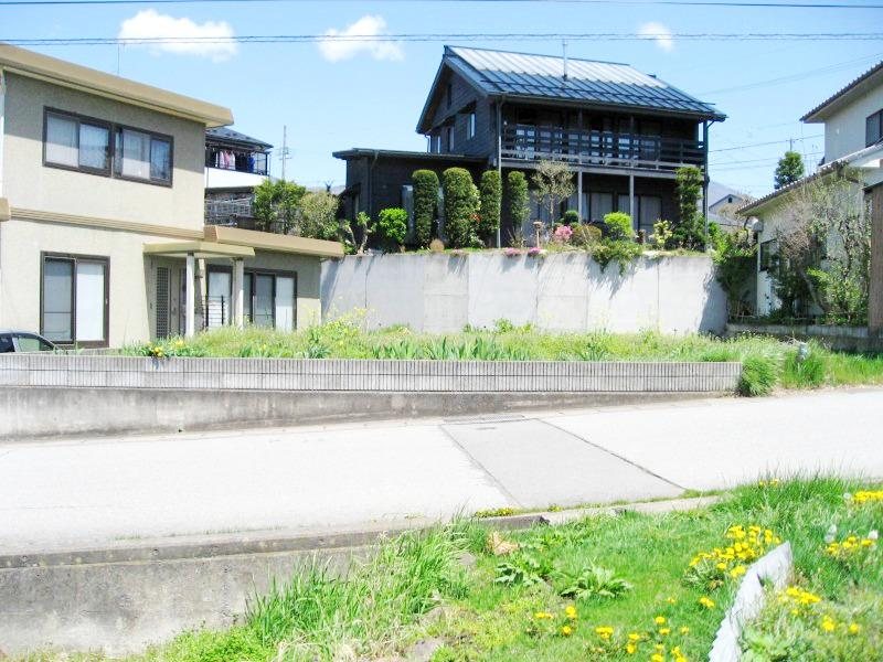 小諸市東雲　土地 現地写真（前面道路含む現地写真）