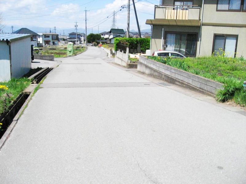 小諸市東雲　土地 現地写真（前面道路含む現地写真）