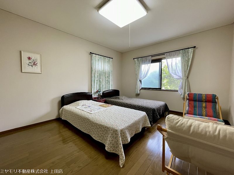 上田市腰越　中古戸建 内観写真（リビング以外の居室）
