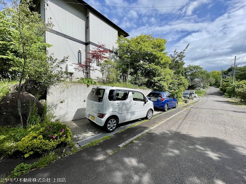 上田市腰越　中古戸建 現地写真（駐車場）