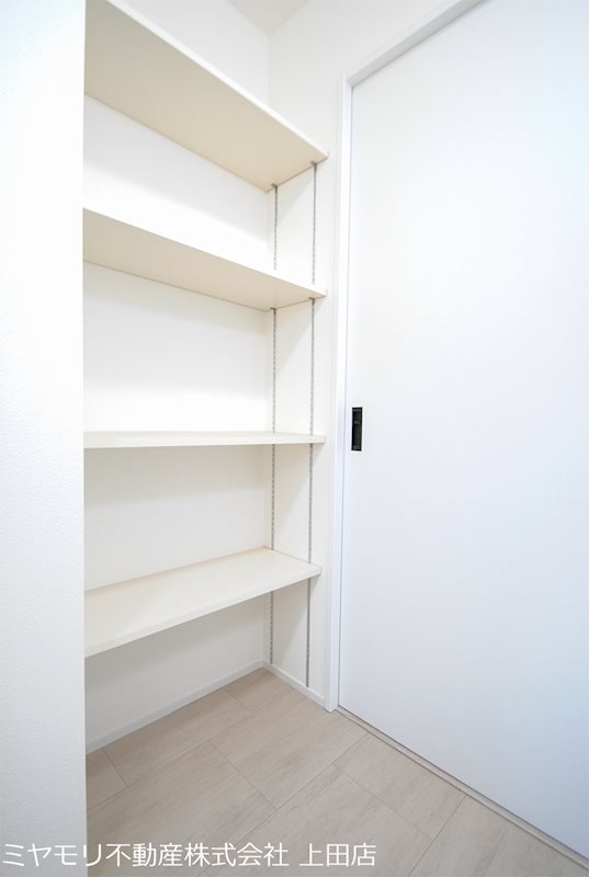 東御市和　中古住宅 内観写真（収納）