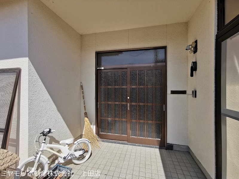 上田市古安曽　中古戸建 現地写真（玄関）