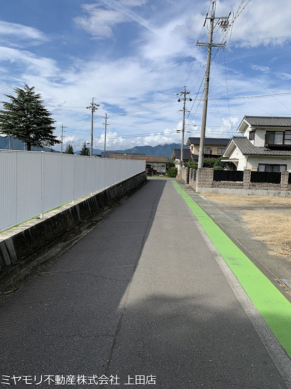上田市古安曽　中古戸建 現地写真（前面道路含む現地写真）